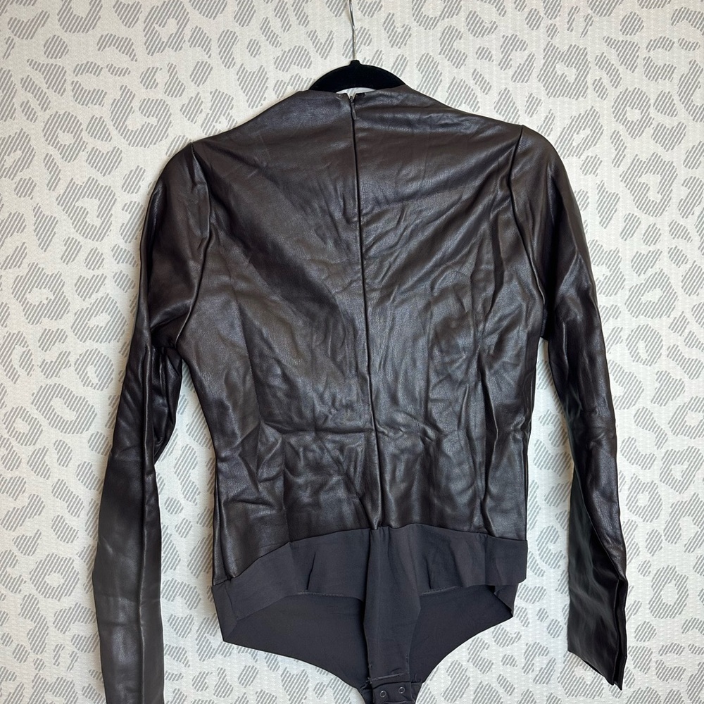 SKIMS FAUX LEATHER MOCK NECK BODYSUIT SOOT NWT (SOLD OUT) 🖤 SIZE XL LONG SLEEVE - Picture 10 of 10